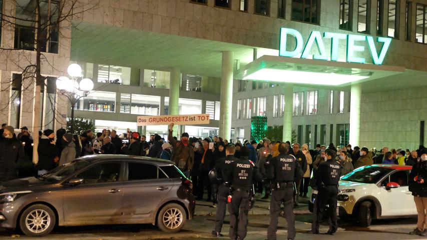 Wenig Abstand, keine Masken: Polizei muss Querdenker-Demo in Nürnberg ordnen