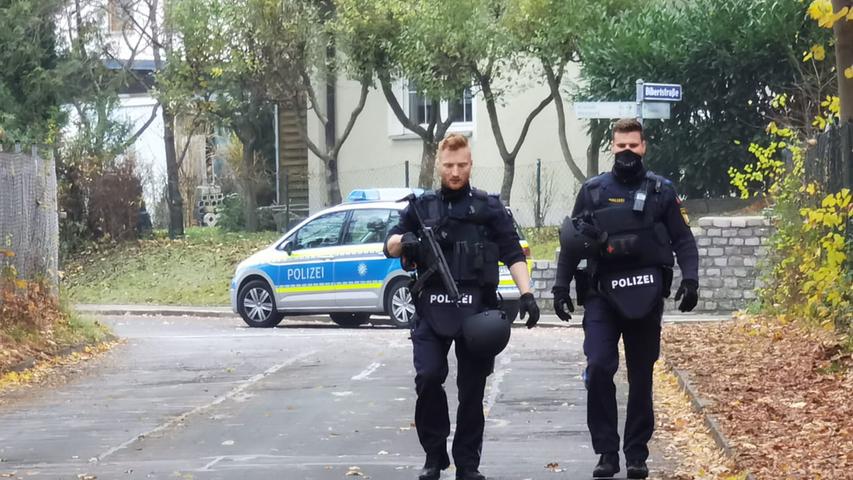 Schwerbewaffnete Kräfte der Polizei patrouillierten durch Gebersdorf.