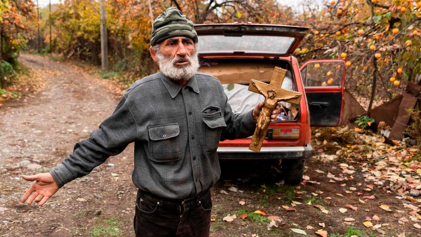 Nach dem Ende der Kämpfe zwischen Armenien und Aserbaidschan um die Region Berg-Karabach verlassen viele Armenier ihre Heimat. Etliche zündeten sogar ihre Häuser an, damit sie nicht den Aserbaidschanern in die Hände fallen. Sogar Tankstellen wurden demontiert.