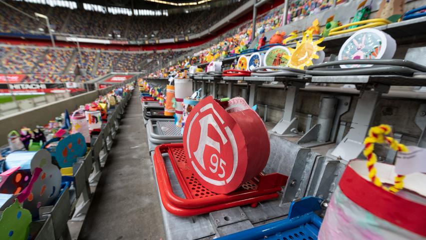 Weil auch in der Karnevalshochburg Düsseldorf die Martinszüge ausfallen mussten, durften die Laternen der Kinder zumindest auf der Südtribüne des Stadions leuchten. Die Aktion scheint Glück gebracht zu haben: Fortuna Düsseldorf besiegte den SV Sandhausen in der Zweiten Bundesliga mit 1:0.