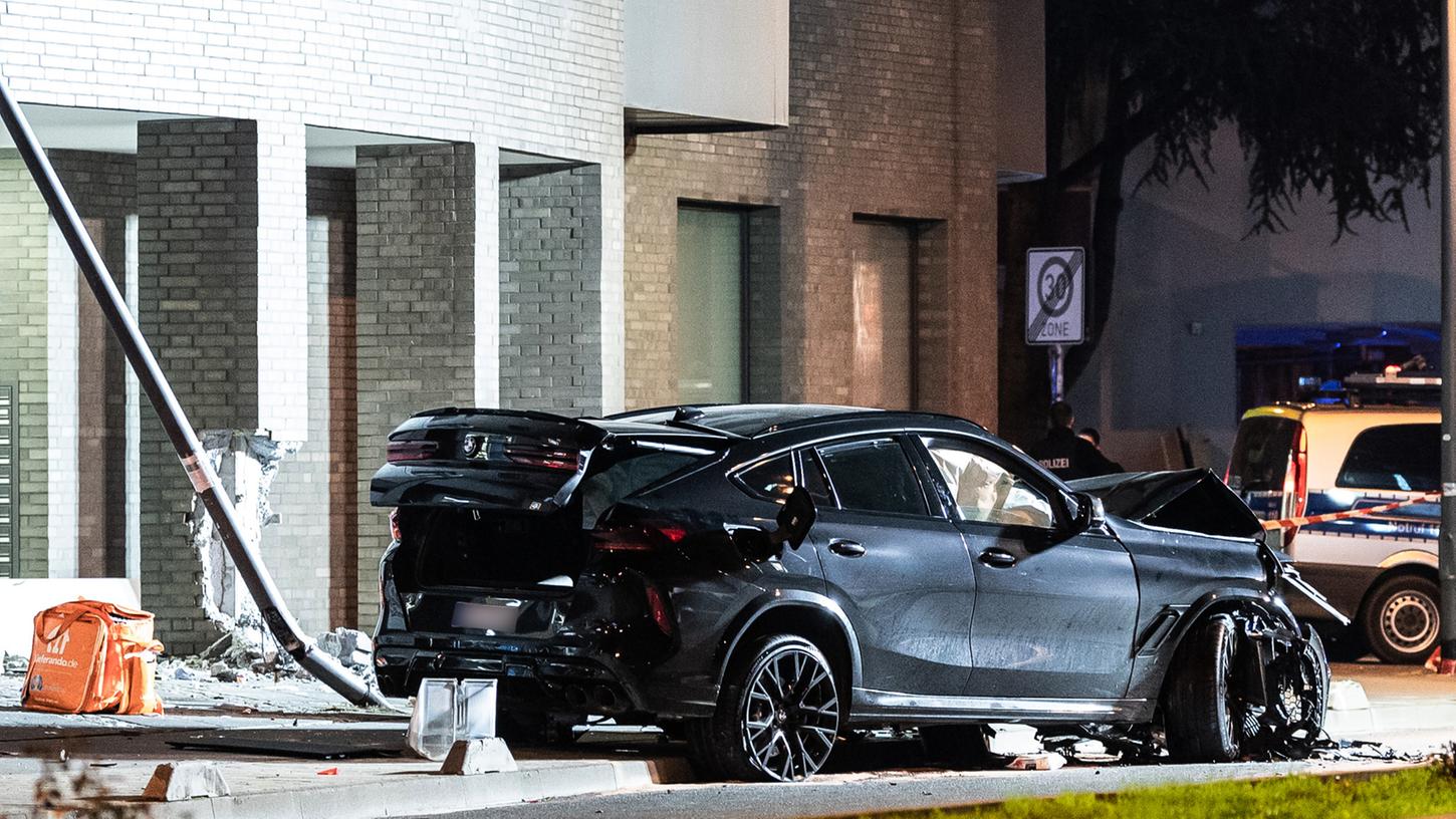 Bei einer tödlichen Kollision in Frankfurt/Main hat der Wagen mehrere Menschen erfasst. 