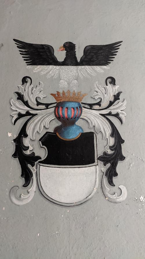 Das Wappen der Schenken von Geyern ziert das Innere des Schlosses. Ein halbes Jahrtausend lang hatten die Schenken das Sagen auf Syburg. Erst 1970 verkaufte die Familie das Schloss an Erst August Prinz zu Lippe.