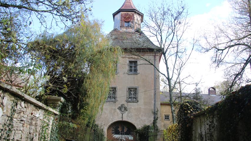 Bis jetzt endete die Zufahrt vor einem verrammelten Tor, bald schon könnte das rund 1000 Jahre alte Schloss aber wieder für Besucher öffnen.