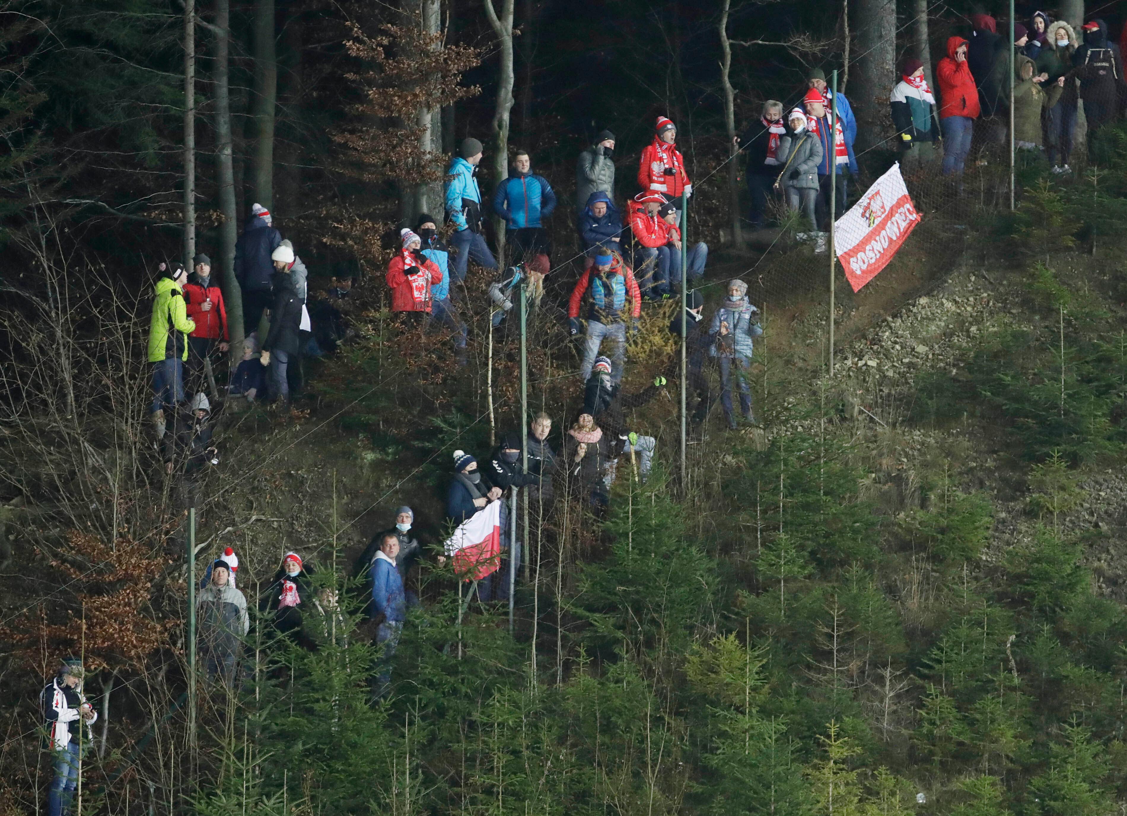 Corona fliegt mit: Skisprung-Spektakel mit Zaungästen - Sport