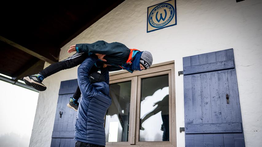 Während Timo schon springt, macht sein Vater Sebastian Warm-up-Übungen mit Tochter Mara. Die Neunjährige ist als Nächste dran.