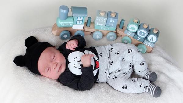 Am 26. Oktober erblickte der kleine Valentin das Licht der Welt. Die süße Maus wog bei der Geburt 4450 Gramm und war 54 Zentimeter groß. Willkommen im Leben!