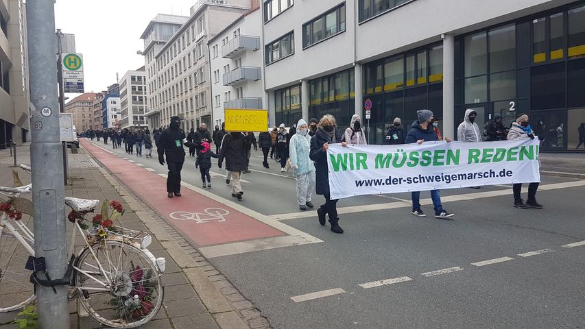 Gegen Corona-Politik: 750 Demonstranten ziehen schweigend durch Nürnberg