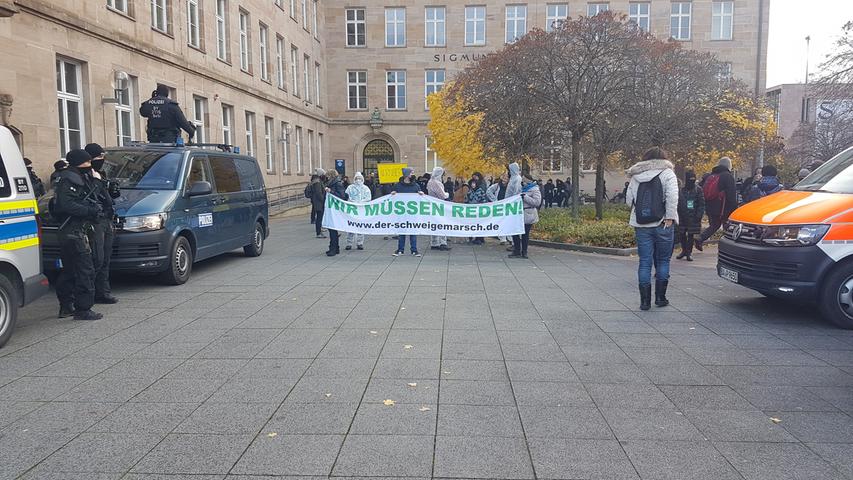 Gegen Corona-Politik: 750 Demonstranten ziehen schweigend durch Nürnberg
