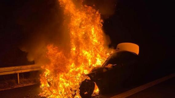 Flammen Aus Bmw Auto Fangt Auf Bei Nurnberg Plotzlich Feuer Lauf Nordbayern De
