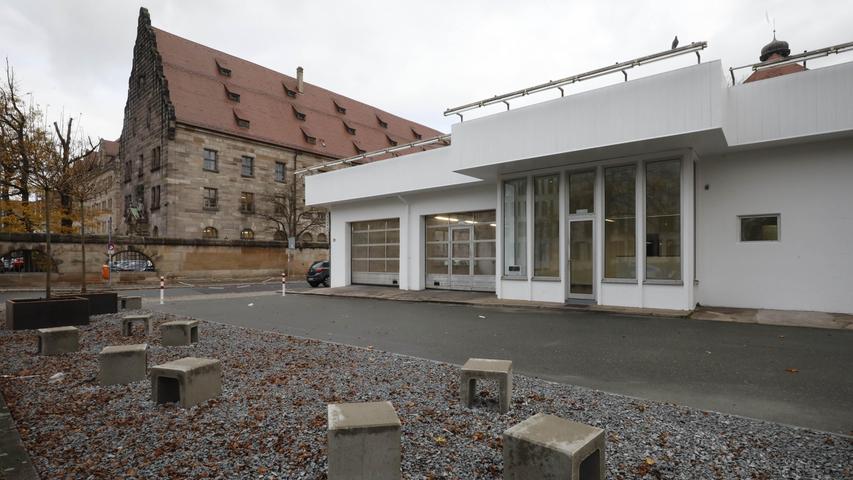 Erst mal nur ein Provisorium: Die städtischen Museen haben die ehemalige "Pitstop"-Kfz-Werkstatt an der Bärenschanzstraße zum Ausstellungsraum für das Memorium Nürnberger Prozesse umfunktioniert. An dieser Stelle soll später einmal ein Besucherzentrum gebaut werden. 
