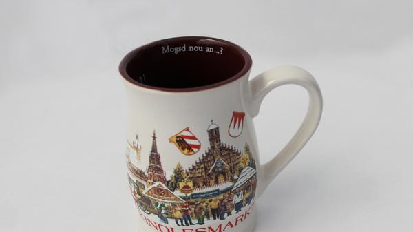 Die Tasse der Jahre 2020 und 2021, die vor allem durch die Pandemie geprägt waren, wurde in einem eher tulpenförmigen Design präsentiert. Der jährliche Spruch, der in den Tassen zu finden ist "Mogsd nou an", war auch hier wieder zu finden. Auch wenn der Christkindlesmarkt 2020 nicht stattfinden konnte, gab es zahlreiche digitale Angebote von der Stadt Nürnberg. Und auch Budenbesitzer schafften durch Online-Angebote die Möglichkeit, an die weihnachtlichen Leckereien und sonstige Artikel zu gelangen.