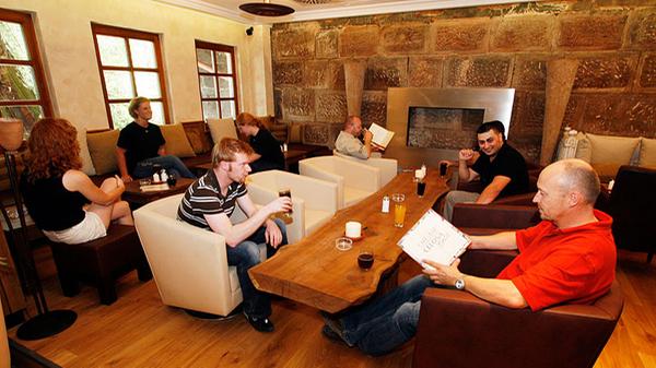 ... viele außergewöhnliche Heiß-Getränk. Geöffnet haben die Cafe & Bar Celona und die Cafe & Bar Celona Finca jeweils Sonntag bis Mittwoch von 9 bis 24 Uhr, Donnerstag von 9 bis 1 Uhr und Freitag und Samstag von 9 bis 2 Uhr.