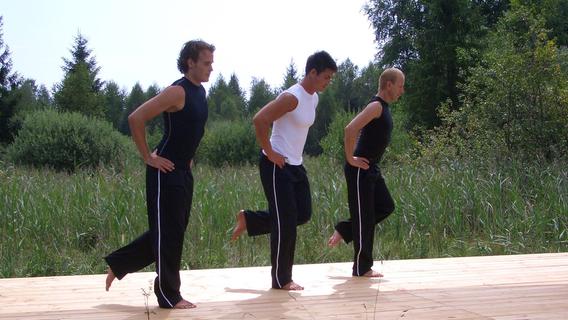 Johanna Fellners Fitness-Team demonstriert spezielle Rückenübungen. Von links: Andreas Graf, Clemens Heinle und Matthias Müller.