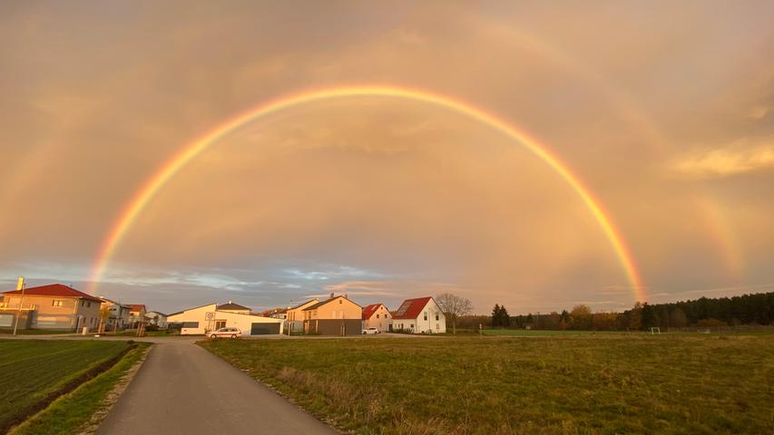 Dieser prachtvolle Regenbogen sorgte Mitte November für Aufsehen und wurde von vielen Menschen bestaunt und fotografiert, wie hier in Frickenfelden.