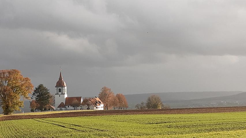 Trotz grauem Himmels: Dieser Blick auf auf die St.-Michaels-Kirche von Unterasbach zeigt, wieviel Farbe in diesem November steckt. 