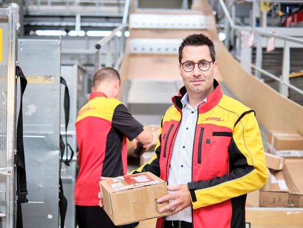 Thomas Schneider ist seit 2017 Betriebschef im Unternehmensbereich Post & Paket, dem circa 160.000 Mitarbeiterinnen und Mitarbeiter angehören. 