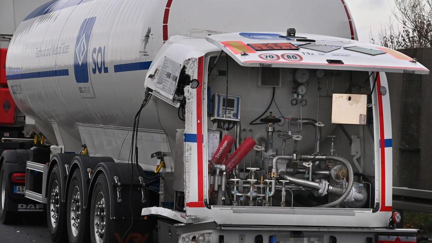 Transporter fährt auf Gas-Laster auf - Autobahn komplett gesperrt