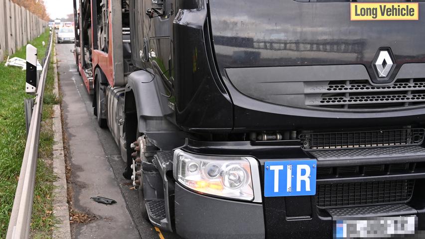 Transporter fährt auf Gas-Laster auf - Autobahn komplett gesperrt