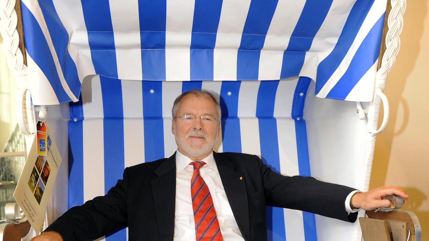 Ein Bild aus dem Jahr 2008: Der Ministerpräsident von Mecklenburg-Vorpommern, Harald Ringstorff (SPD), sitzt während seines Abschiedsempfangs in Schwerin in einem Strandkorb, den er zuvor als Geschenk erhalten hatte.