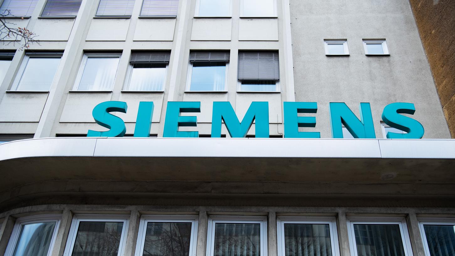 Siemens - hier das Eingangstor des Unternehmens in der Berliner Huttenstraße - schlägt seinen Aktionären zwei neue Aufsichtsratsmitglieder zur Wahl auf der Hauptversammlung am 3. Februar 2021 vor.