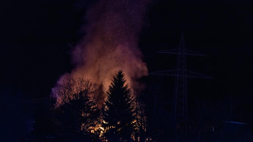 Flammen kilometerweit zu sehen: Großeinsatz bei Schwabach