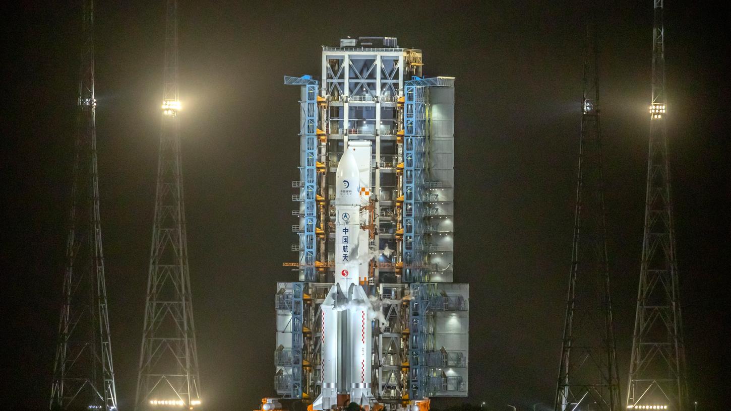 China hat ein unbemanntes Raumschiff zum Mond gestartet. Die Rakete vom Typ "Langer Marsch 5" hob am Montagabend MEZ vom Raumfahrtbahnhof in Wenchang ab.
