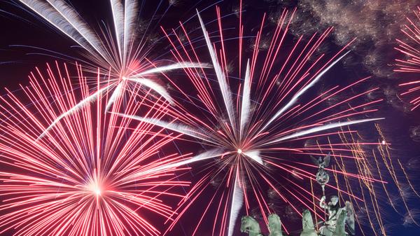 Das Zünden von Raketen soll in diesem Jahr an Silvester an belebten Straßen und Plätzen untersagt werden. Hiermit sollen große Menschenmassen und potenzielle Super-Spreading-Events verhindert werden. Ein generelles Böller-Verbot gibt es jedoch nicht.