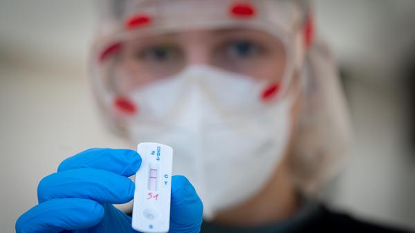 Zum Schutz von Risikogruppen wie älteren und kranken Menschen soll der Einsatz von Corona-Schnelltests weiter ausgedehnt werden. Ab 1. Dezember sollen je Pflegebedürftigem 30 Schnelltests pro Monat möglich sein, wie aus einem am Mittwoch gefassten Beschluss von Kanzlerin Angela Merkel (CDU) und den Ministerpräsidenten der Länder hervorgeht. Je nach Verfügbarkeit solle dieser Anspruch dann schrittweise erhöht werden. In Pflegeheimen sind bisher bis zu 20 Tests pro Monat und Bewohner möglich. Einrichtungen müssen dazu Test-Konzepte erstellen. Dann legt das Gesundheitsamt fest, wie viele Tests gekauft und auf Kassenkosten finanziert werden können.