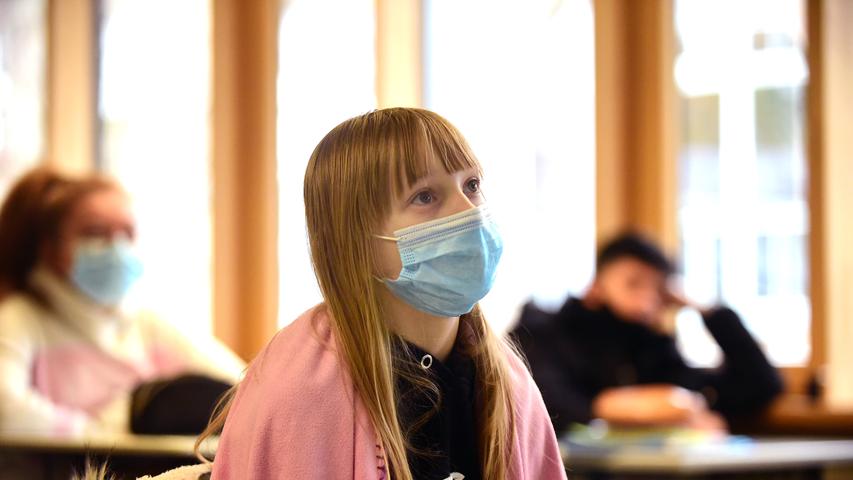 In Regionen mit deutlich mehr als 50 Neuinfektionen pro 100.000 Einwohner binnen sieben Tagen soll nach dem Willen der Länder künftig ab der 7. Klasse grundsätzlich eine Maskenpflicht auch im Unterricht gelten.
