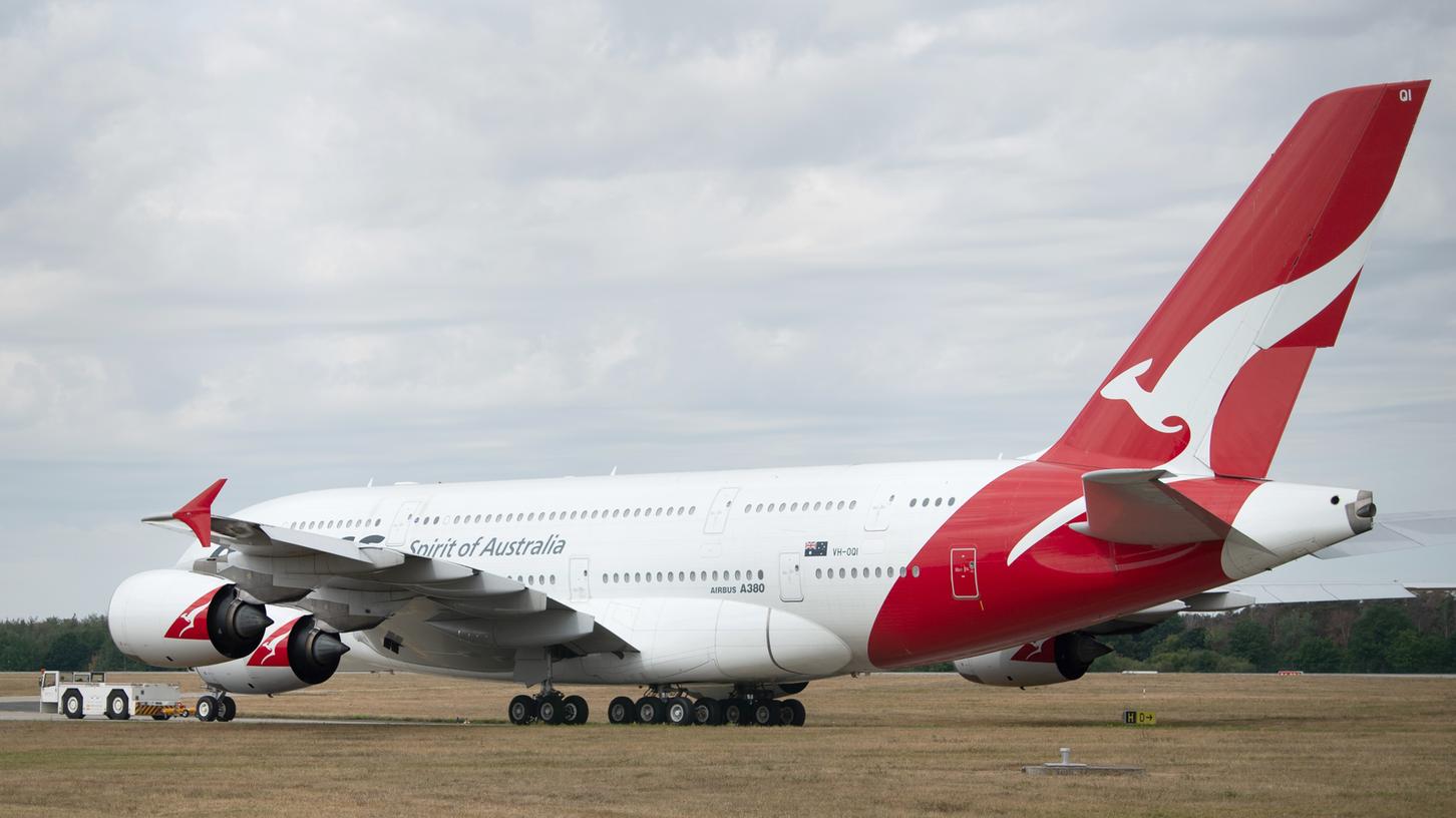 Ein Airbus A380 der australischen Fluggesellschaft Qantas wird über die Rollbahn gezogen: Aus Sorge vor einer weiteren Verbreitung des Coronavirus will die Airline eine Impfpflicht für Passagiere einführen. 
