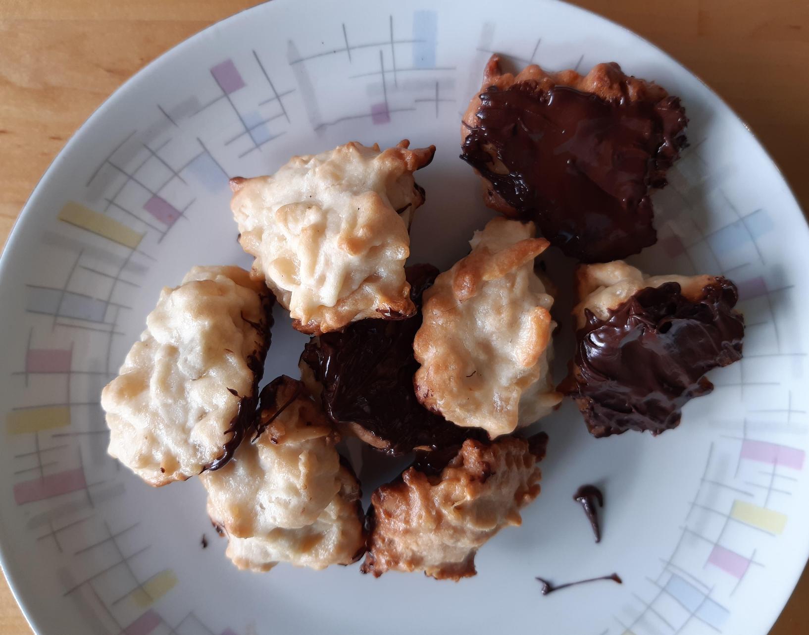 Ganz ehrlich, Sie sind einfach zu mager! Und Ihre Kinder wirken ebenfalls verdächtig dürr. Dabei hält Essen doch Leib und Seele zusammen (und den Hausfrieden stabil). Zudem verstärkt gemeinsames Kochen und Backen die soziale Bindung, Aggressionen werden dampfgegart. Also ran an den Herd und rein in den Ofen! Richten Sie Ihren Speiseplan nach dem der Hobbits aus: erstes Frühstück, zweites Frühstück, Mittagessen, Vier-Uhr-Tee, Abendessen, Nachtmahl. Und merke: Zwischen jeden Lunch passt immer noch ein Brunch. Die besten Rezepte stellt Ihnen unsere Gourmet-Autorin vor. 