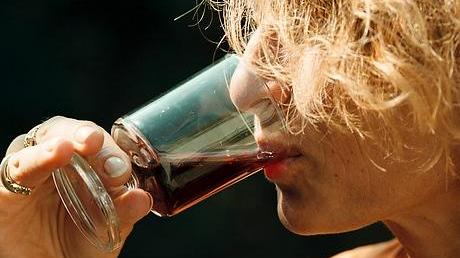Wegen des gesellschaftlichen Drucks greifen Frauen oft heimlich zur Flasche.