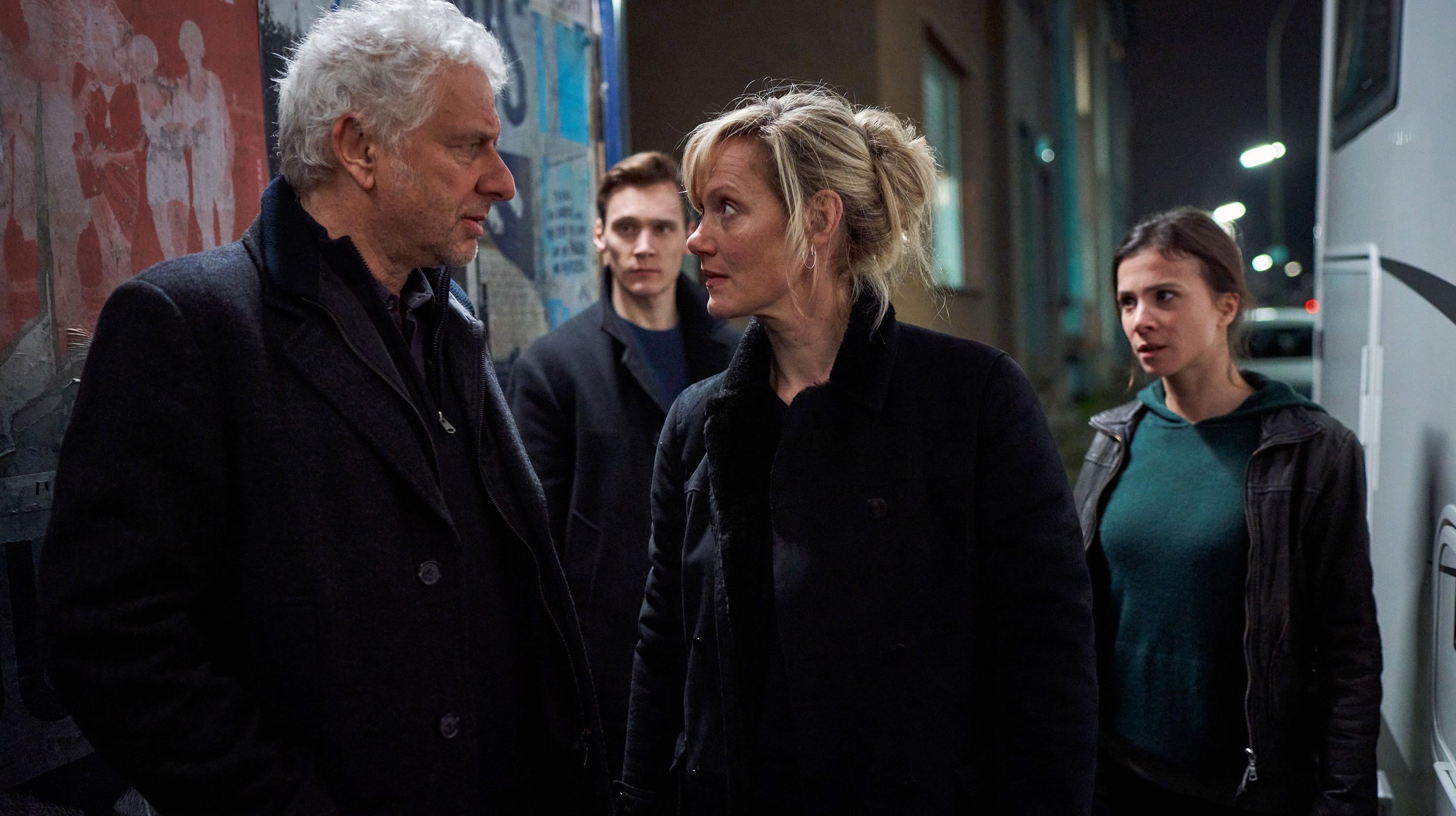 So ganz reibungslos läuft die Zusammenarbeit nicht: Kommissarin Martina Bönisch (Anaa Schudt) und Kollege Franz Leitmayr (Udo Wachtveitl) bei einem nächtlichen Einsatz in Dortmund. Dahinter die Dortmunder Kollegen Nora Dalay (in ihrer Abschiedsrolle im "Tatort": Aylin Tezel) und Jan Pawlak (Rick Okon). 