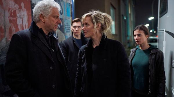 So ganz reibungslos läuft die Zusammenarbeit nicht: Kommissarin Martina Bönisch (Anaa Schudt) und Kollege Franz Leitmayr (Udo Wachtveitl) bei einem nächtlichen Einsatz in Dortmund. Dahinter die Dortmunder Kollegen Nora Dalay (in ihrer Abschiedsrolle im "Tatort": Aylin Tezel) und Jan Pawlak (Rick Okon).