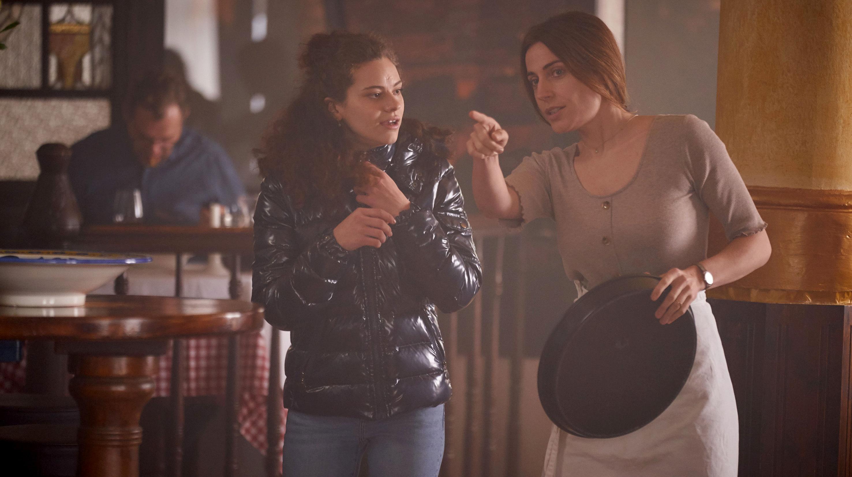 Juliane Modica (Antje Traue,re.) führt zusammen mit ihrem Mann ein italienisches Restaurant in Dortmund, das als Umschlagplatz für Drogen genutzt wird. Ab und an hilft auch Tochter Sofia (Emma Preisendanz) in dem Lokal mit. 