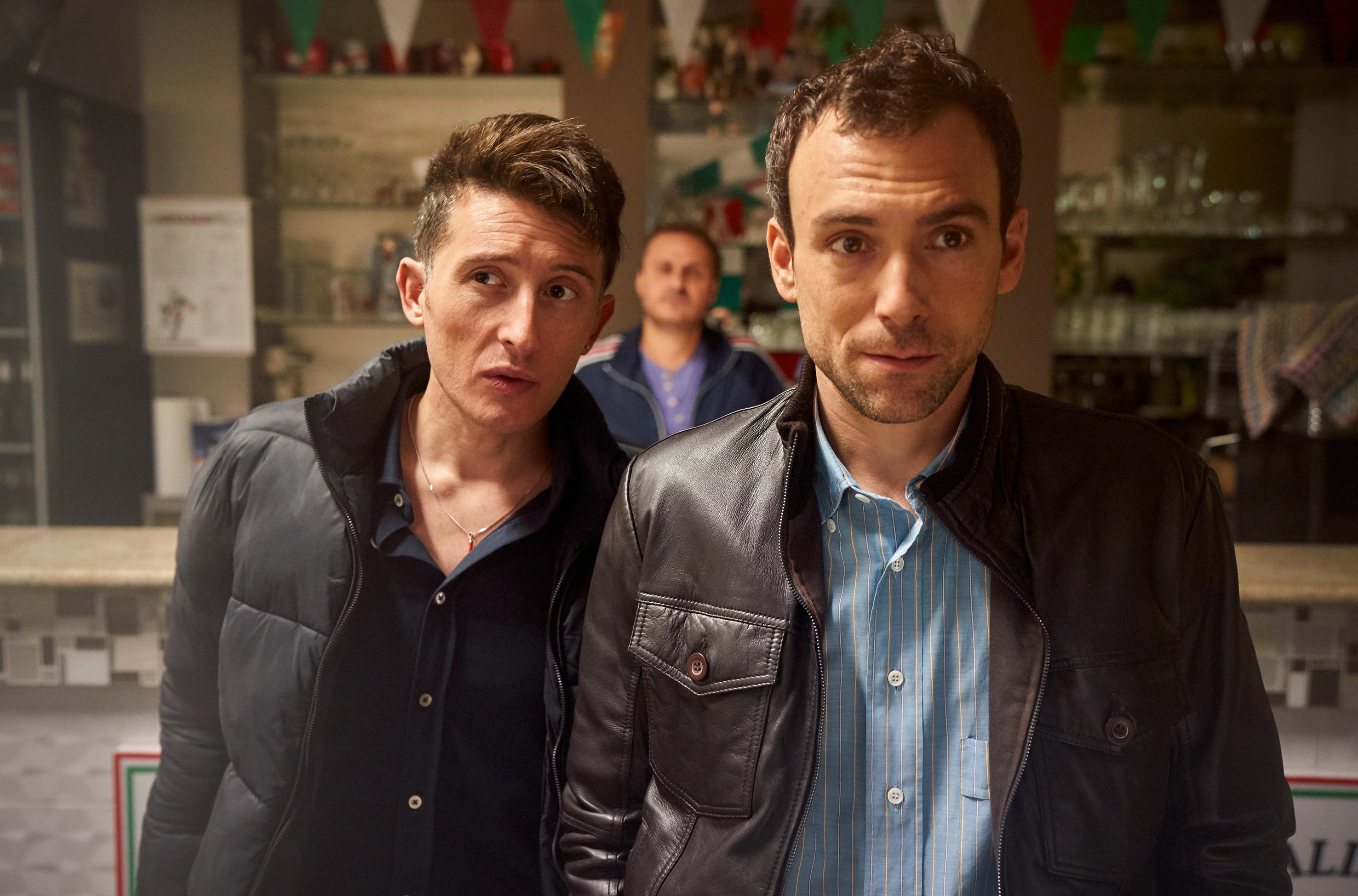 Pizzeria-Besitzer Luca Modica (Beniamino Brogi, re.) lässt sich von Pippo Mauro (Emiliano de Martino) einreden, er müsse das ganz große Geschäft machen.