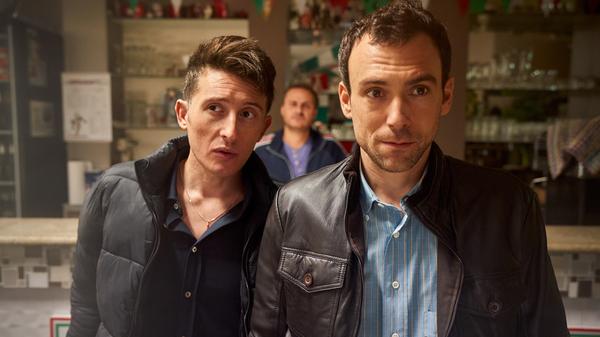 Pizzeria-Besitzer Luca Modica (Beniamino Brogi, re.) lässt sich von Pippo Mauro (Emiliano de Martino) einreden, er müsse das ganz große Geschäft machen.