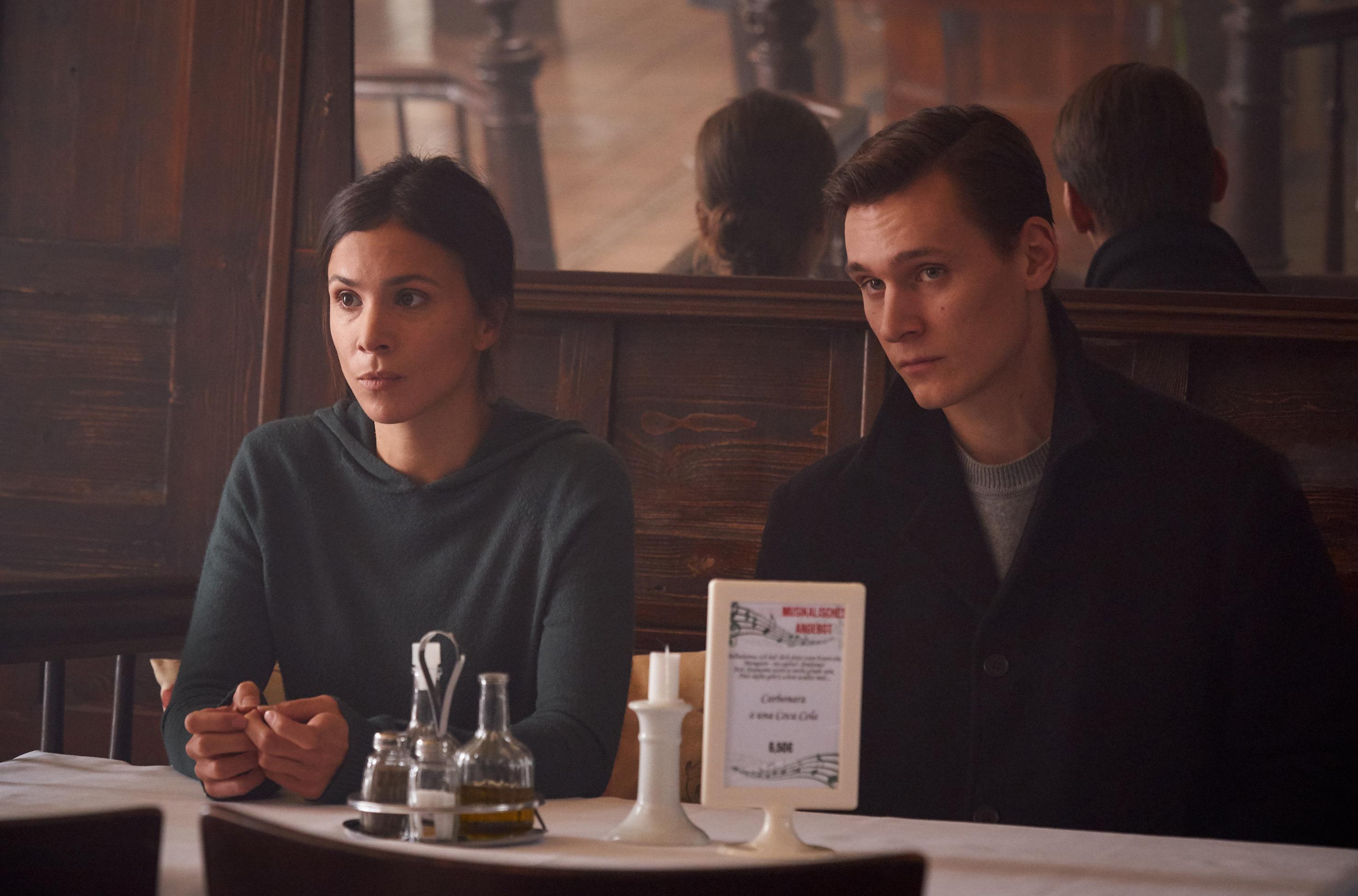Geben sich aus Ermittlungszecken als Paar aus: Nora Dalay (Aylin Tezel) und ihr Kollege Jan Pawlak (Rick Okon) im Restaurant der Modicas. 