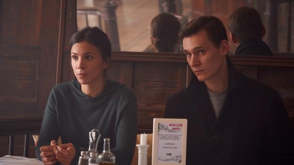 Geben sich aus Ermittlungszecken als Paar aus: Nora Dalay (Aylin Tezel) und ihr Kollege Jan Pawlak (Rick Okon) im Restaurant der Modicas.