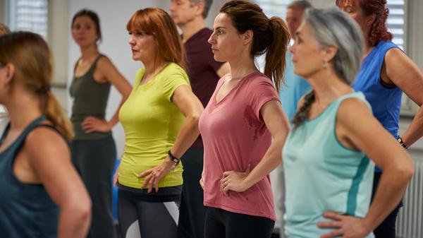 Juliane Modica (Antje Traut, 2.v. re.) beim Aerobic. Im Fitnessstudio arrangiert Kommissarin Nora Dalay ein Kennenlernen mit der Frau aus dem Mafia-Clan und gewinnt ihr Vertrauen