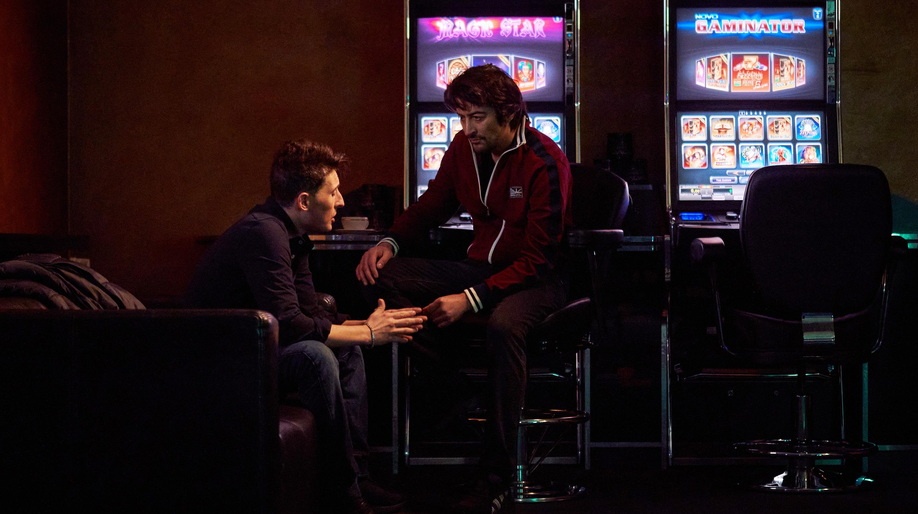 Pippo Mauro (Emiliano de Martino, li.) ist, nach dem Mord, den er in München begangen hat, in Dortmund abgetaucht und geht auch dort seinen mafiösen Geschäften nach. 