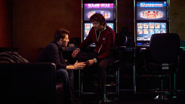 Pippo Mauro (Emiliano de Martino, li.) ist, nach dem Mord, den er in München begangen hat, in Dortmund abgetaucht und geht auch dort seinen mafiösen Geschäften nach.