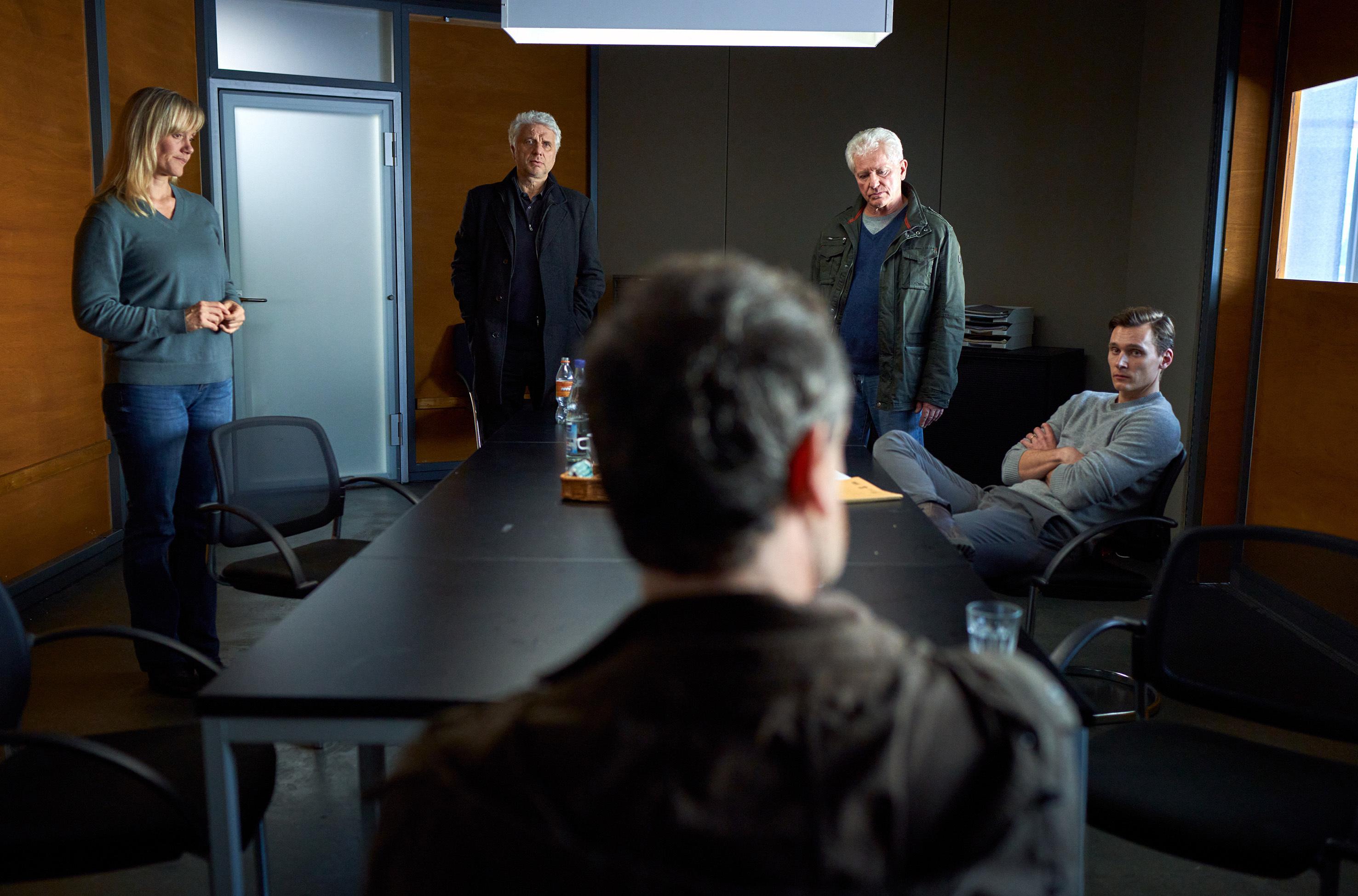 Lagebesprechung im Dortmunder Revier (v.l.): Martina Bönisch (Anna Schudt), Franz Leitmayr (Udo Wachtveitl), Ivo Batic (Miroslav Nemec) und Jan Pawlak (Rick Okon). Im Vordergrund sitzt Peter Faber (Jörg Hartmann), der ein gewagtes Vorgehen vorschlägt.  