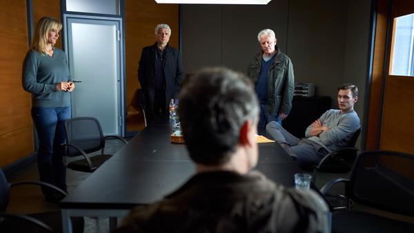 Lagebesprechung im Dortmunder Revier (v.l.): Martina Bönisch (Anna Schudt), Franz Leitmayr (Udo Wachtveitl), Ivo Batic (Miroslav Nemec) und Jan Pawlak (Rick Okon). Im Vordergrund sitzt Peter Faber (Jörg Hartmann), der ein gewagtes Vorgehen vorschlägt.