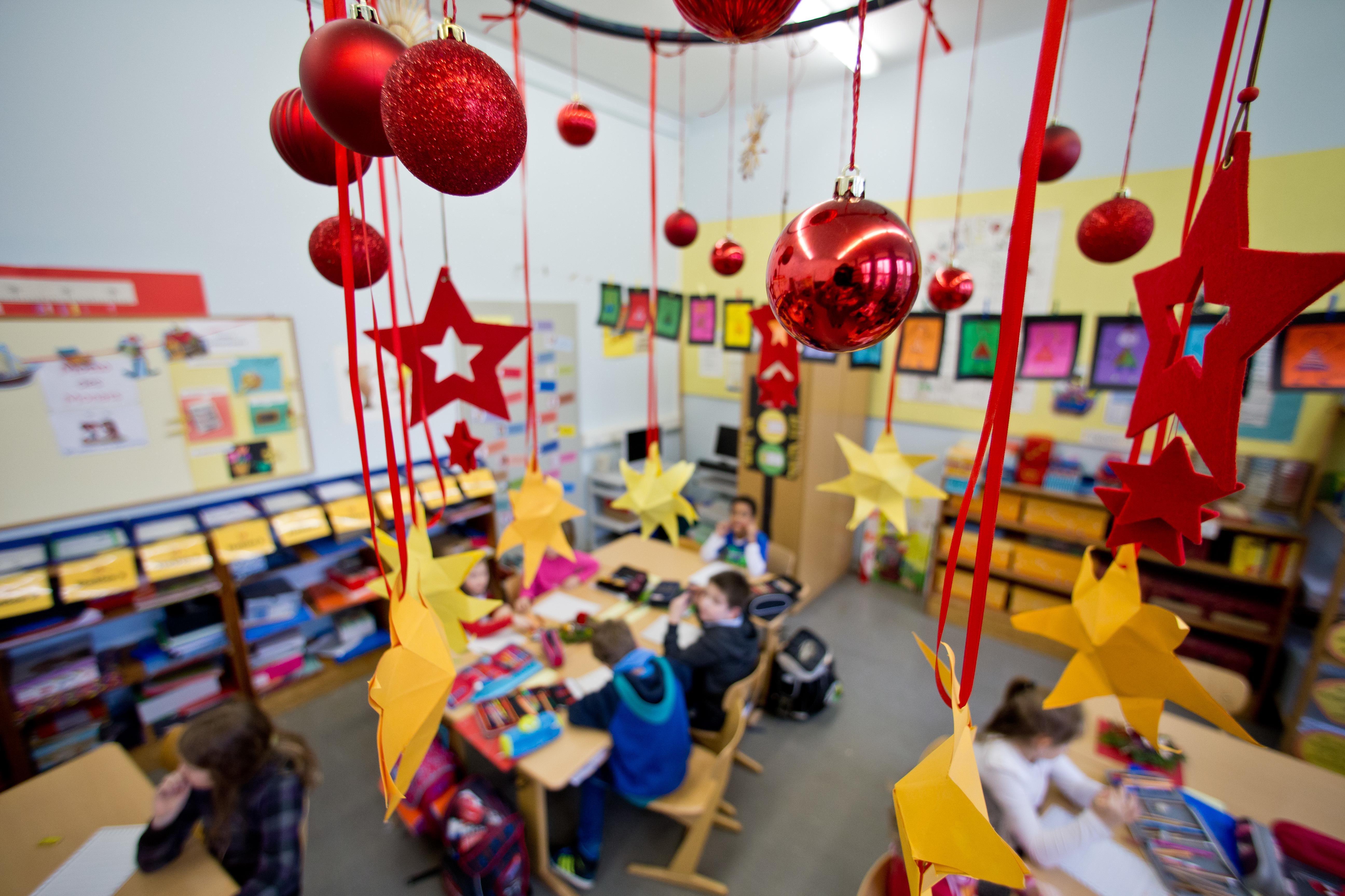 Weihnachtsschmuck in Grundschule