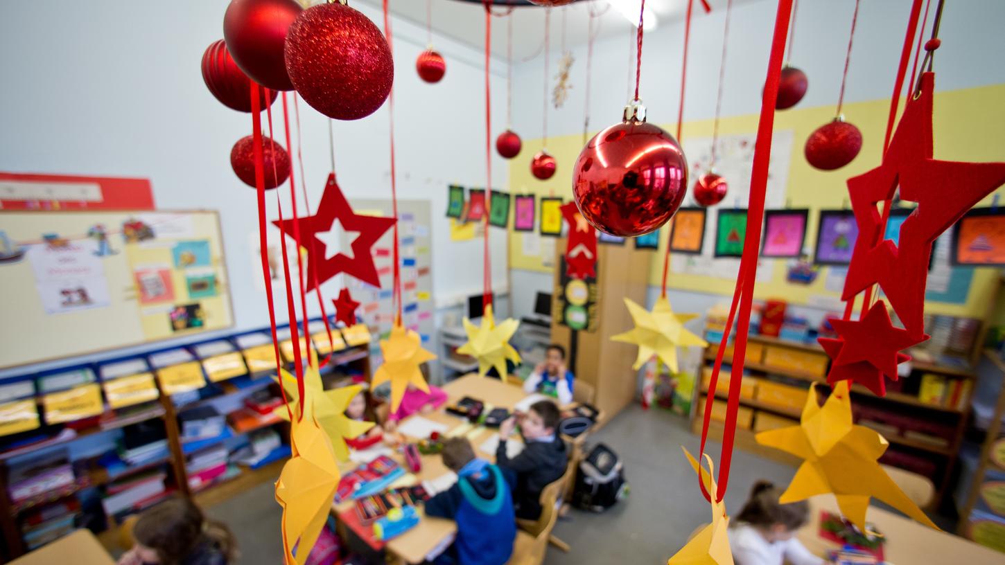 Zwei Tage früher als ursprünglich geplant sollen die bayerischen Schüler in die Weihnachtsferien starten. Eine Idee, die zwar bei den Kindern gut ankommt, einige Eltern aber vor ein Betreuungsproblem stellt.  