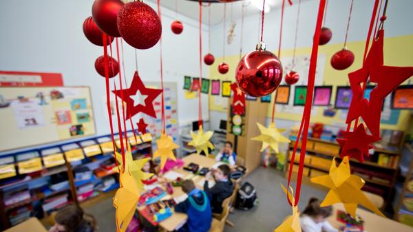 Weihnachtsschmuck in Grundschule