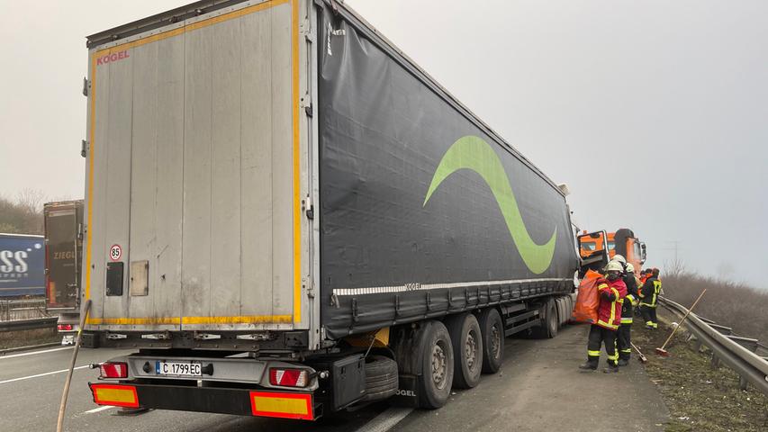 Heftiger Aufprall: Sattelzug schiebt Laster in Leitplanke