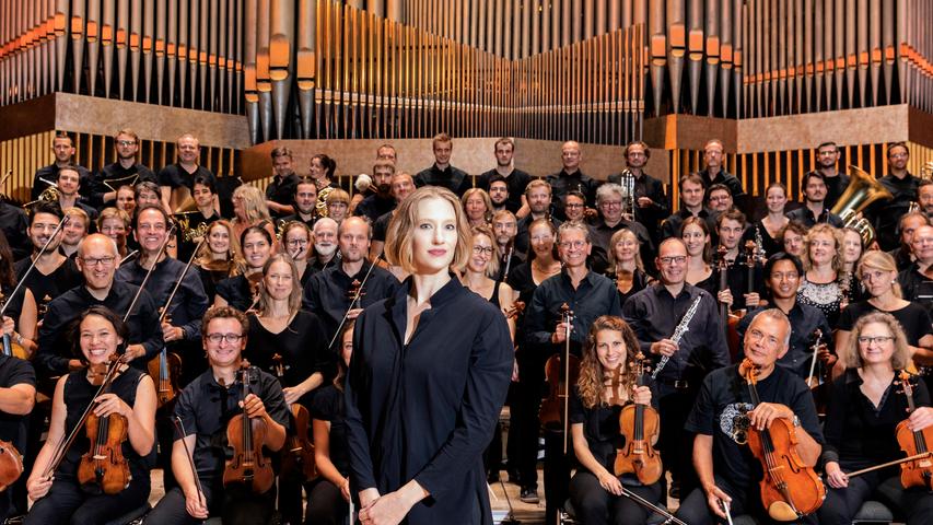 Die Chefin vor ihren Mitarbeiterinnen und Mitarbeitern: Joana Mallwitz und die Staatsphilharmonie in der Meistersingerhalle.