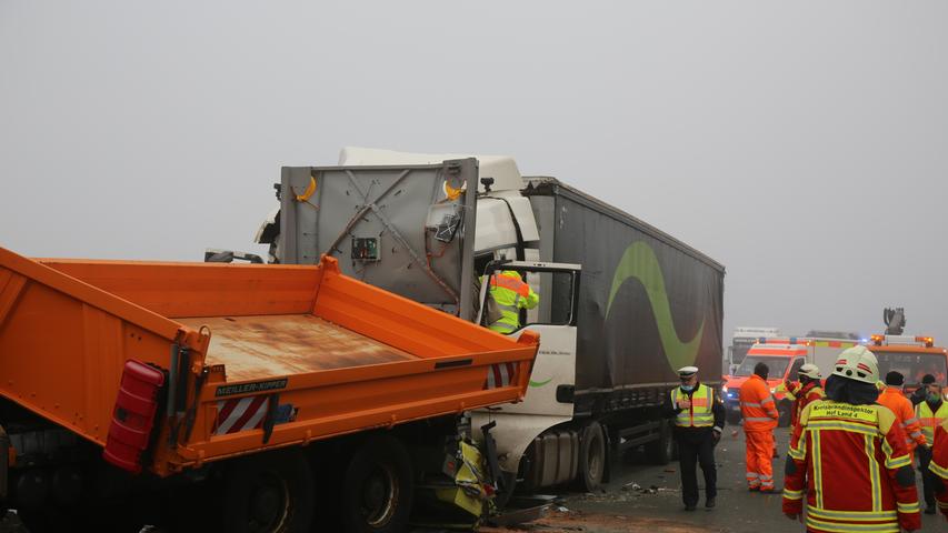 Heftiger Aufprall: Sattelzug schiebt Laster in Leitplanke